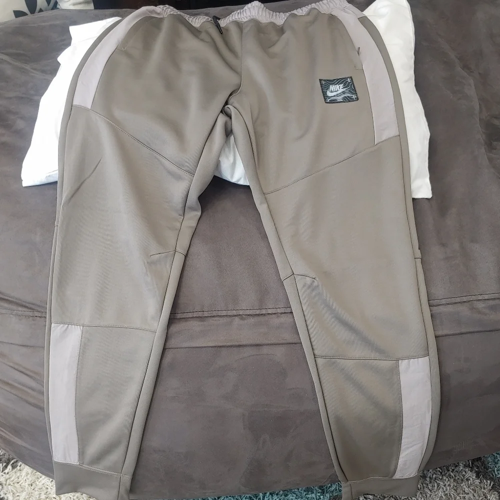 Nike Air Max Joggers Sweatpants Olive Grey Men's BNWT - Picture 2 of 16